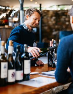 Service d'un vin pour mariage par un sommelier Pépites de Vin