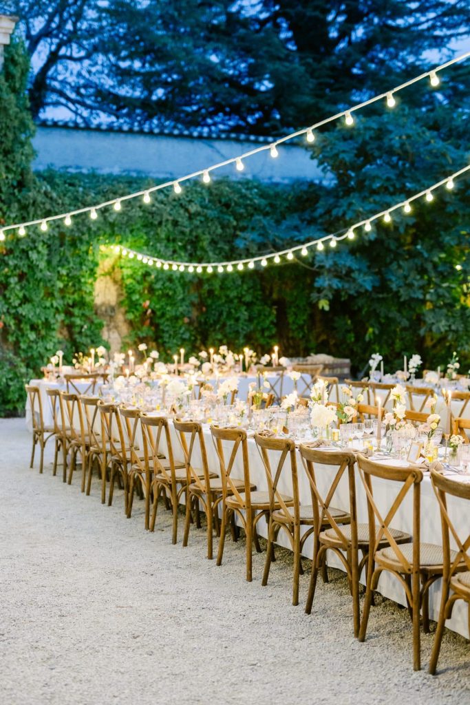 Table de mariage dressée dans la cour d'un mas en Provence