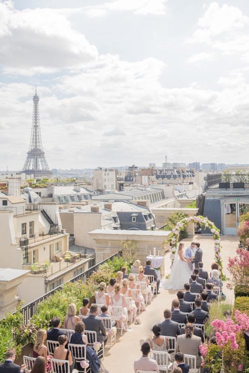 Mariés trinquant au champagne lors d'un mariage à Paris